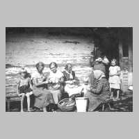 107-0015 Die Oma mit den drei Schwestern Duckwitz beim Schaelen der Kartoffel fuer das Hochzeitsessen.jpg